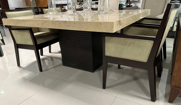 Mesa de Comedor Marca Stone International con Cubierta de Marmol con cristales de Swarovski