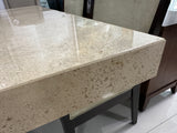 Mesa de Comedor Marca Stone International con Cubierta de Marmol con cristales de Swarovski