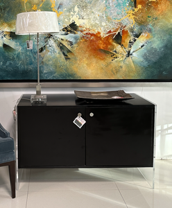 Cómoda de madera con acrilico. Hammary Furniture.