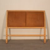 Cabecera Queen Lane en madera de maple con piel trenzada.