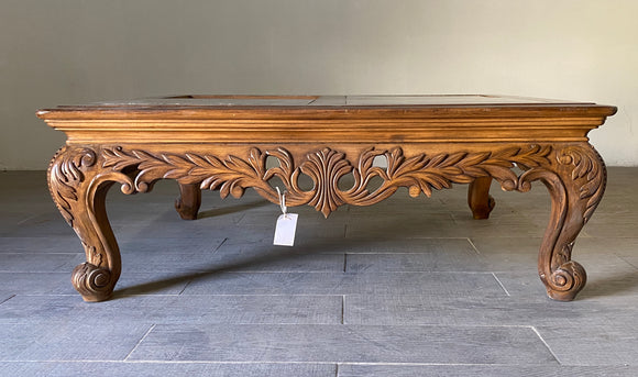 Mesa de Centro Marge Carson tallada en madera de caoba