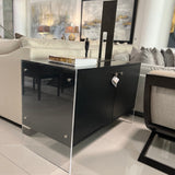 Cómoda de madera con acrilico. Hammary Furniture.